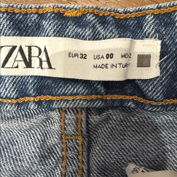 ZARA High Waisted Distressed Denim Shorts Size 00 - Picture 2 of 4